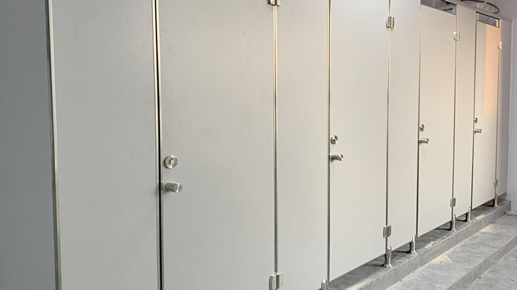 鋁紳仕攜手河源黃村服務(wù)區(qū)衛(wèi)生間隔斷定制案例
